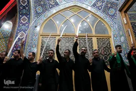 ⁨دسته‌ی عزاداری «مشق شمشیر» در قم⁩