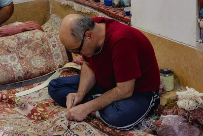هنر مرمت فرش در قلب بازار اصفهان