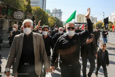 پیاده‌روی زائران به سمت حرم رضوی
