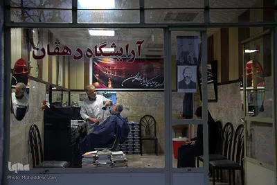 عباسعلی دهقان در خیابان مطهری شمالی آرایشگری  معروف است و مشتریان ثابت و قدیمی از سراسر مشهد دارد.