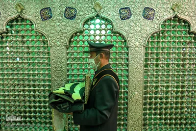 تعویض پرچم حرم مطهر شاهچراغ (ع) به مناسبت شهادت امام جعفر صادق (ع)