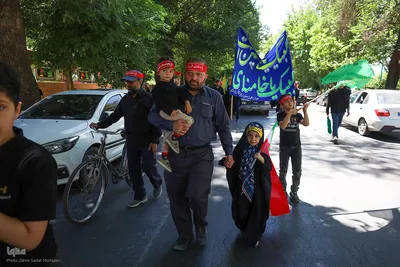 قافله عزاداری و نماز ظهر روز عاشورا در اصفهان