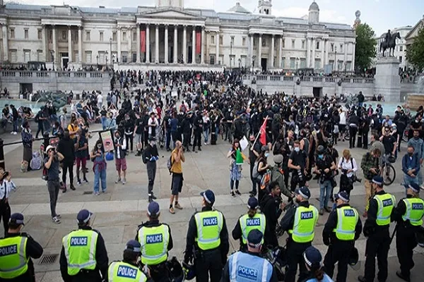 Londra'da aşırı sağcılar ve ırkçılık karşıtları arasında çatışma