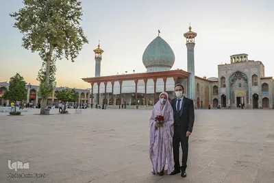 هدیه خادمان حرم شاهچراغ به زوج ها در روز ازدواج