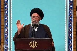 دیدار صدها نفر از مردم اصفهان