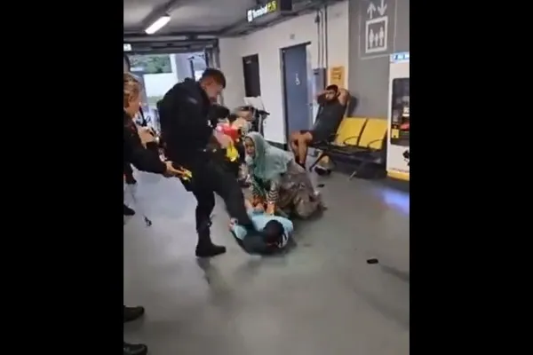 'Racist and Islamophobic': Outrage as UK Police Violently Assault Muslim Men in Manchester Airport