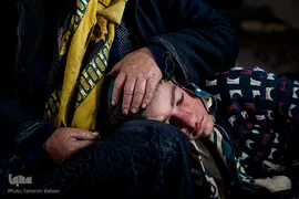 قشنگ می‌گوید فروزان چند روزی است مریض است و سردرد دارد.