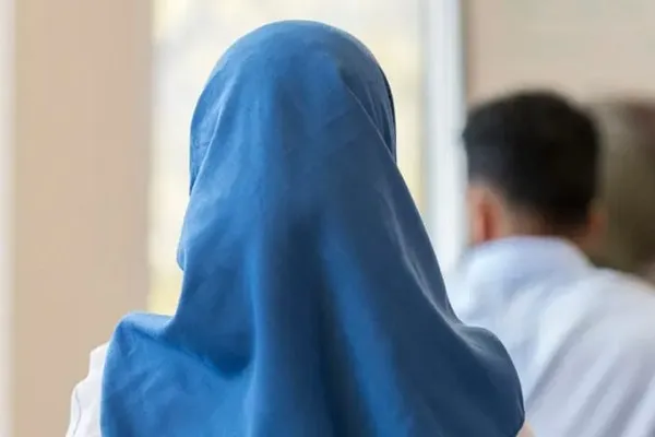 Fransada müsəlman xanımdan hicabını çıxarmaq tələb edildi