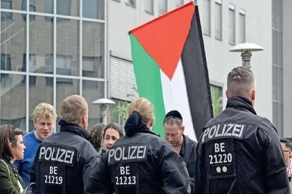 Berlin gösterilerinde İsrail’in Gazze ve Batı Şeria’ya yönelik saldırıları kınandı