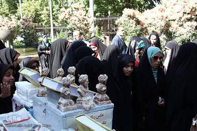 بازدید شرکت کنندگان مسابقات قرآن دانش آموزی از آرامگاه بوعلی سینا
