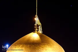تعویض پرچم گنبد حرم امام رضا(ع) به مناسبت ولادت آن حضرت