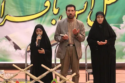  حضور پدر و مادر حنانه خلفی در محفل انس با قرآن 