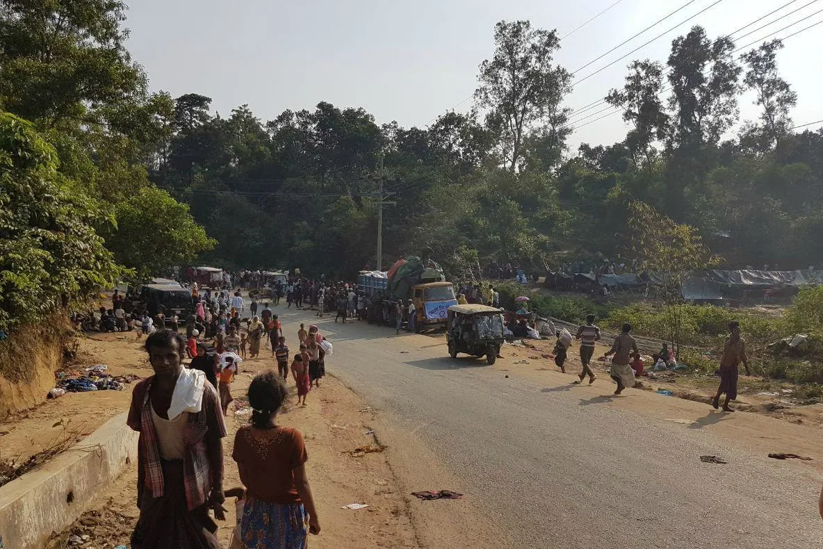 Tergulingnya Truk Pengangkut Bantuan ke Para Pengungsi Rohingya/ 9 Meninggal
