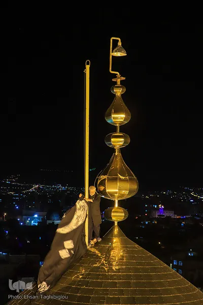 تعویض پرچم حسینیه اعظم زنجان‎‎