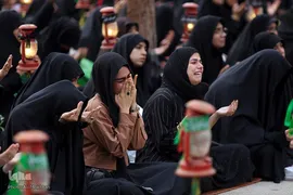 عزاداران حسینی در کنار قبور مطهر سرداران بی پلاک گلزار شهدا(س)