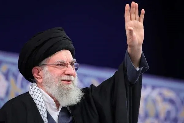 آية الله الخامنئي (رض) عُرف بمواقفه الداعمة لقضايا الشعوب المستضعفة