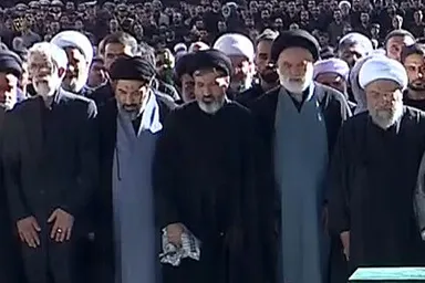 فیلم | حضور فرزندان رهبر شهید انقلاب در مصلای امام(ره)