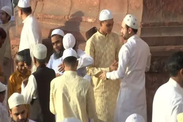Solat Aidilfitri di Delhi, India