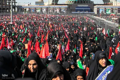 اقامه نماز بر پیکر مطهر رهبر شهید و خانواده ایشان به امامت آیت‌الله العظمی سبحانی 
