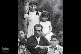 1337.علی شریعتی درجمع برخی از اقوام همسرش

