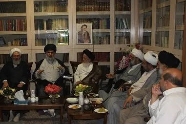 نشست صمیمی جمعی از اساتید حوزه‌های قم و نجف در بیت علامه طباطبایی