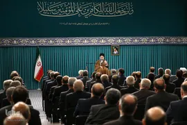 دیدار سفیران و مسئولان وزارت امور خارجه با رهبر انقلاب