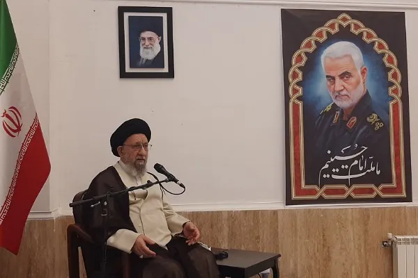 علم‌آموزی به همراه تهذیب نفس مورد توجه طلاب باشد