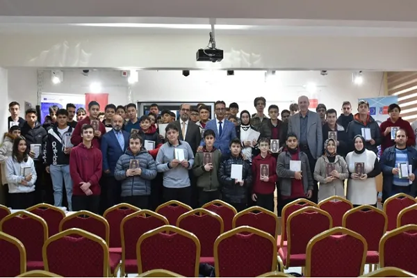 Karaman'da öğrencilere Kur'an-ı Kerim hediye edildi