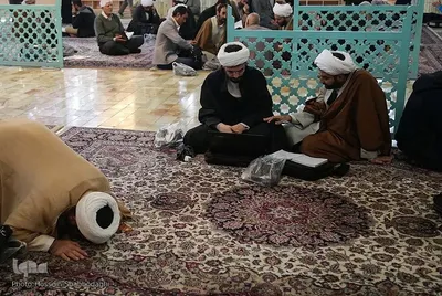 مباحثه طلاب و دانشجویان در حرم حضرت معصومه