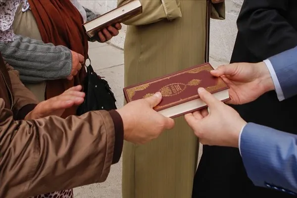 İngiltere'de aşırı sağ partiden 'Kur'an-ı Kerim dağıtılmasını yasaklama' teklifi