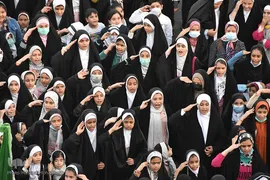 اجرای سرود «سلام فرمانده» در میدان جمهوری شهر سمنان
