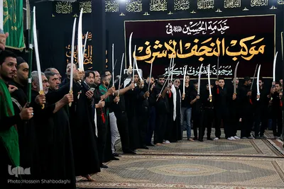 ⁨دسته‌ی عزاداری «مشق شمشیر» در قم⁩