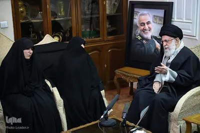 حضور رهبری در منزل شهید حاج قاسم سلیمانی