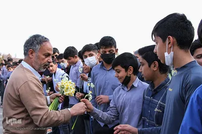 وداع دانش‌آموزان بیرجندی با شهدای گمنام