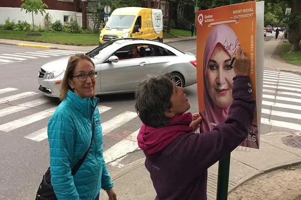إمرأتان تشوهان لافتة إنتخابية لمرشحة مسلمة في كندا
