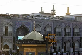 تعویض پرچم گنبد حرم رضوی در آغاز ماه محرم