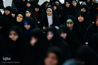 غبارروبی رواق حضرت زهرا(س) در حرم مطهر رضوی توسط بانوان قرآن پژوه