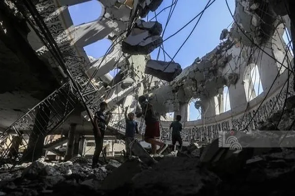 Une mosquée historique à Gaza bombardée