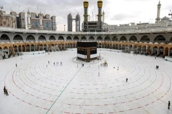 اولین تصاویر از طواف خانه خدا با رعایت فاصله اجتماعی