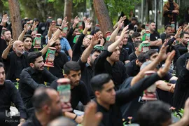 عزاداران حسینی در کنار قبور مطهر سرداران بی پلاک گلزار شهدا(س)