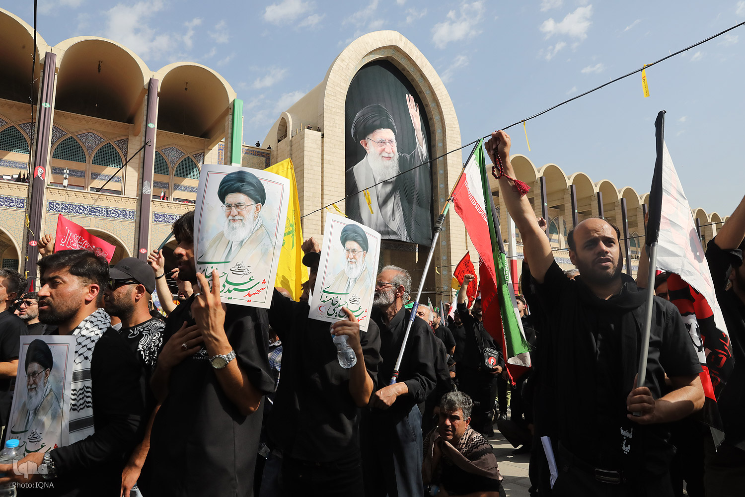Les habitants de Téhéran rendent hommage au Guide martyr