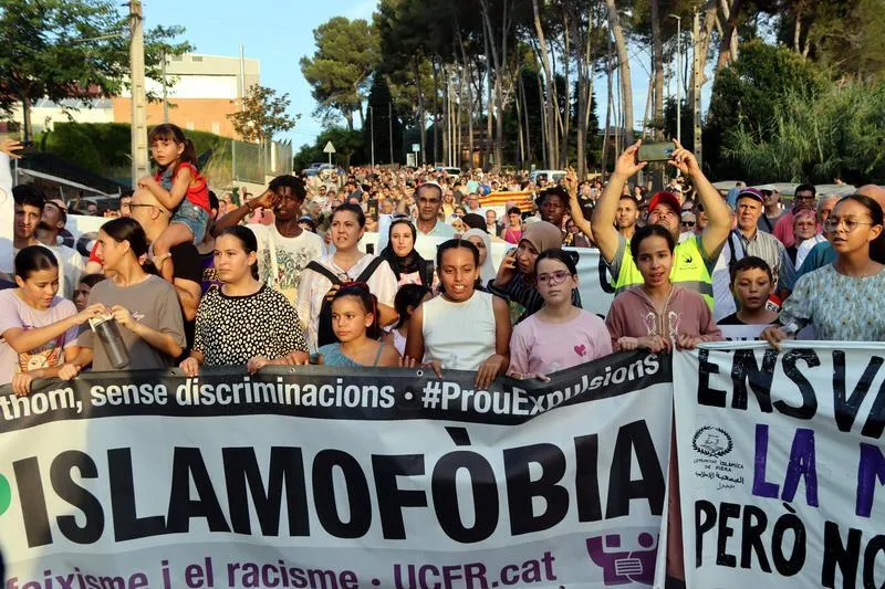 Spain: Rally in Piera Slams Islamophobia after Arson Attack on Local Mosque