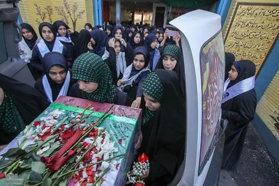 میزبانی دانش آموزان شیرازی از شهدای گمنام