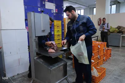 ذبح و توزیع گوشت قربانی بین نیازمندان در تبریز