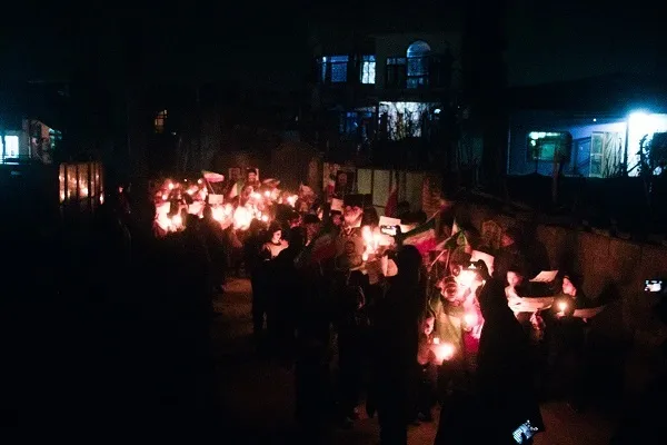 Orang Islam Kashmir menyalakan lilin mengenang syuhada Kerman + Gambar