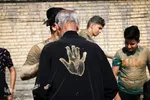 آیین «گل‌مالی» صبح عاشورا در فولادشهر اصفهان