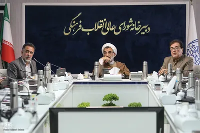 نشست دبیر عالی شورای انقلاب فرهنگی با تعدادی از هنرمندان