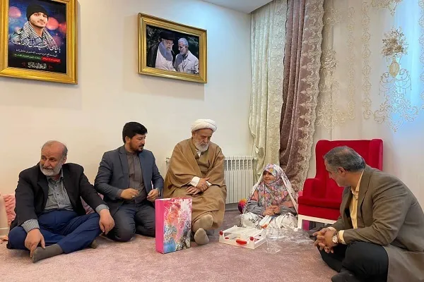 تصاویری از دیدار حجت‌الاسلام انصاریان با خانواده شهید حبیب‌الله شیری‌جعفرزاده
