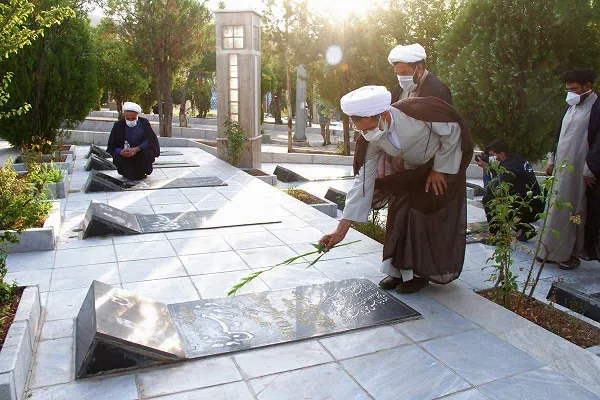 غبارروبی گلزار شهدای شهرکرد به مناسبت سالروز اقامه نخستین نماز جمعه کشور