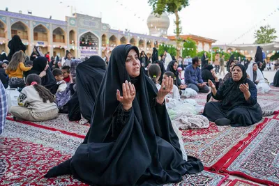 قرائت دعای توسل جهت سلامتی رئیس جمهور در حرم حضرت شاهچراغ (ع)